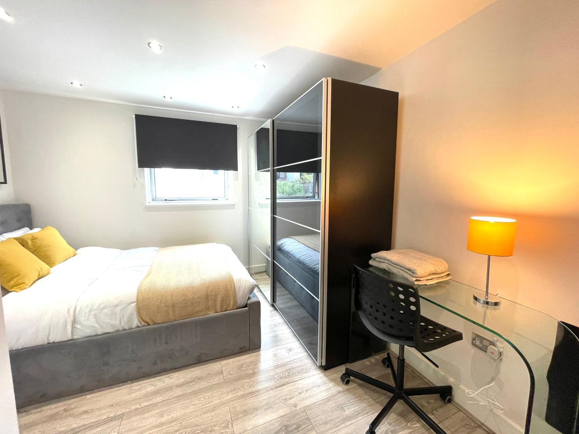 Rnm - Business Professionals Stay, Walsall City Centre, 2 Bedroom With Ensuite And Bathroom, Entire Place, Kitchen & Washroom With Amenities, Smart Tv, Easy Access, Fast Wifi, Parking Nearby, Great Transport Links Buitenkant foto