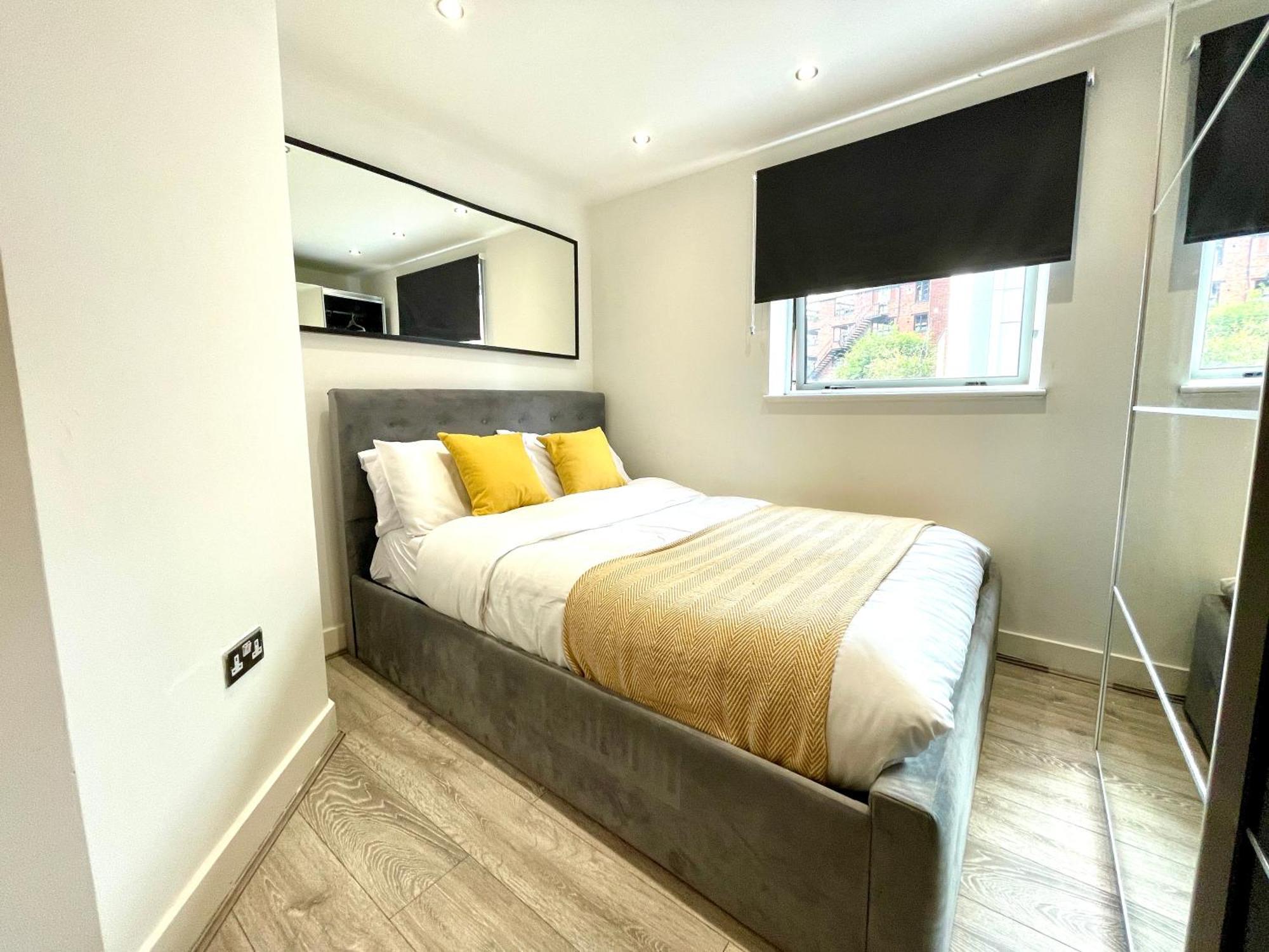 Rnm - Business Professionals Stay, Walsall City Centre, 2 Bedroom With Ensuite And Bathroom, Entire Place, Kitchen & Washroom With Amenities, Smart Tv, Easy Access, Fast Wifi, Parking Nearby, Great Transport Links Buitenkant foto