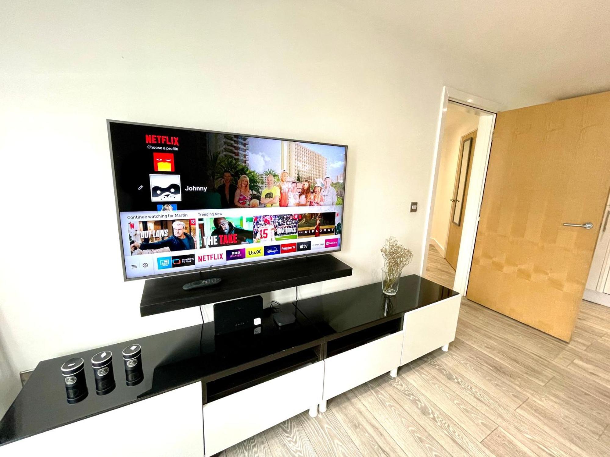 Rnm - Business Professionals Stay, Walsall City Centre, 2 Bedroom With Ensuite And Bathroom, Entire Place, Kitchen & Washroom With Amenities, Smart Tv, Easy Access, Fast Wifi, Parking Nearby, Great Transport Links Buitenkant foto