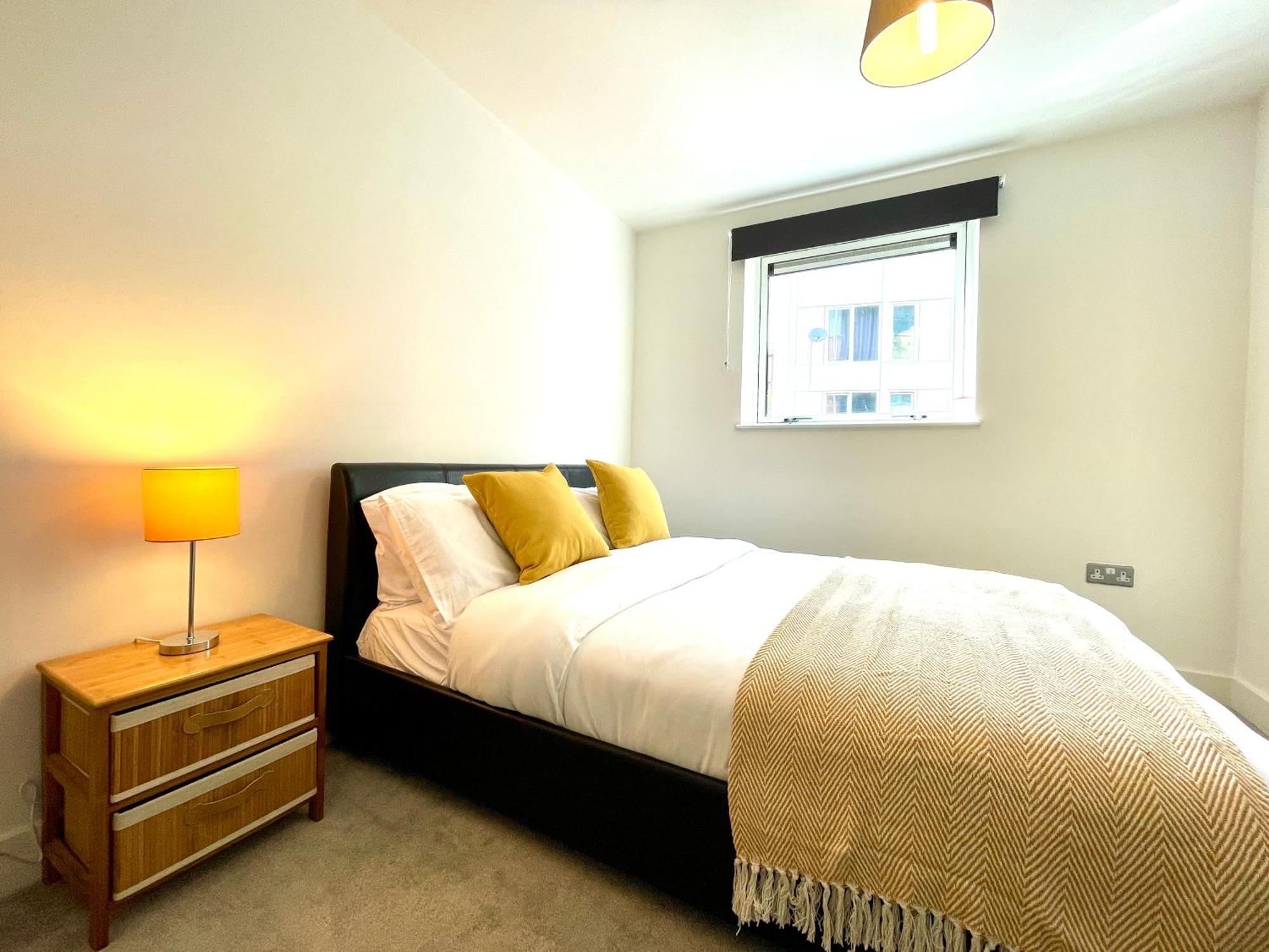 Rnm - Business Professionals Stay, Walsall City Centre, 2 Bedroom With Ensuite And Bathroom, Entire Place, Kitchen & Washroom With Amenities, Smart Tv, Easy Access, Fast Wifi, Parking Nearby, Great Transport Links Buitenkant foto