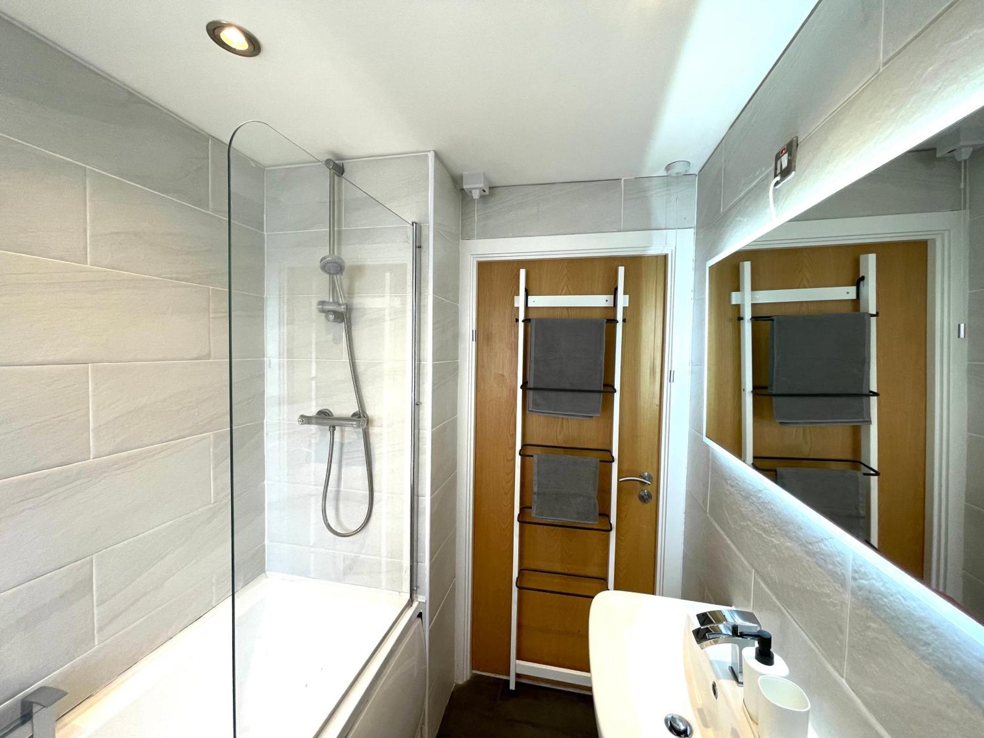 Rnm - Business Professionals Stay, Walsall City Centre, 2 Bedroom With Ensuite And Bathroom, Entire Place, Kitchen & Washroom With Amenities, Smart Tv, Easy Access, Fast Wifi, Parking Nearby, Great Transport Links Buitenkant foto