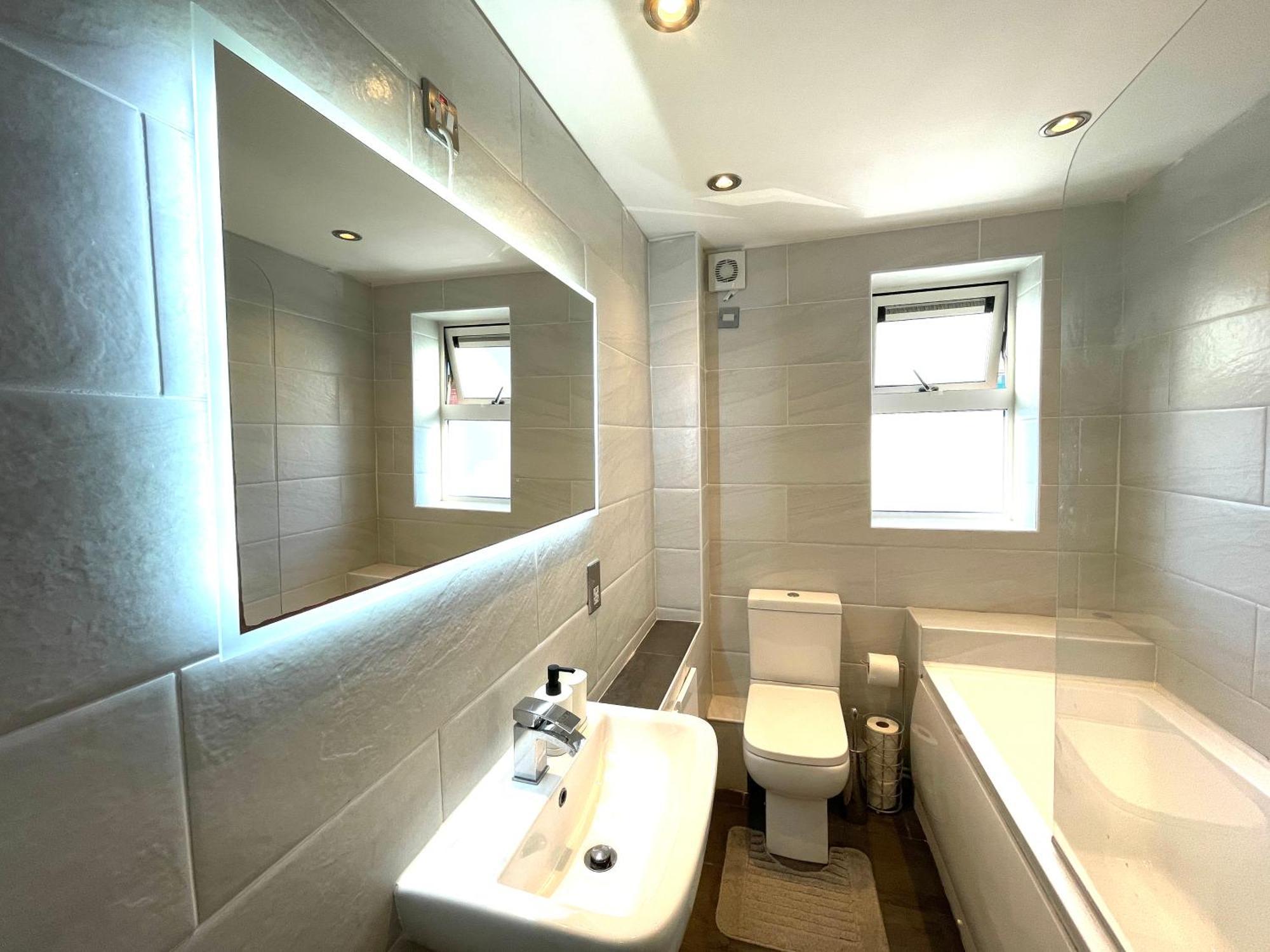 Rnm - Business Professionals Stay, Walsall City Centre, 2 Bedroom With Ensuite And Bathroom, Entire Place, Kitchen & Washroom With Amenities, Smart Tv, Easy Access, Fast Wifi, Parking Nearby, Great Transport Links Buitenkant foto
