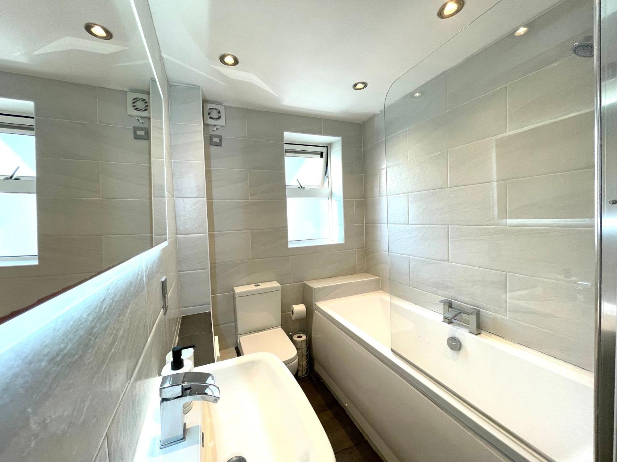 Rnm - Business Professionals Stay, Walsall City Centre, 2 Bedroom With Ensuite And Bathroom, Entire Place, Kitchen & Washroom With Amenities, Smart Tv, Easy Access, Fast Wifi, Parking Nearby, Great Transport Links Buitenkant foto