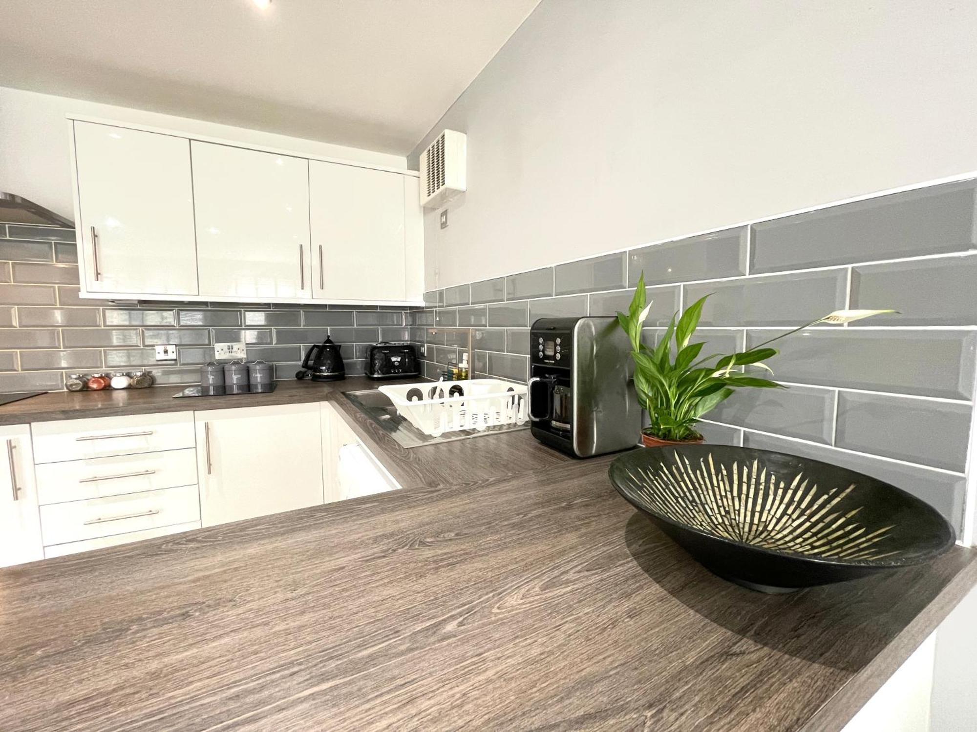 Rnm - Business Professionals Stay, Walsall City Centre, 2 Bedroom With Ensuite And Bathroom, Entire Place, Kitchen & Washroom With Amenities, Smart Tv, Easy Access, Fast Wifi, Parking Nearby, Great Transport Links Buitenkant foto