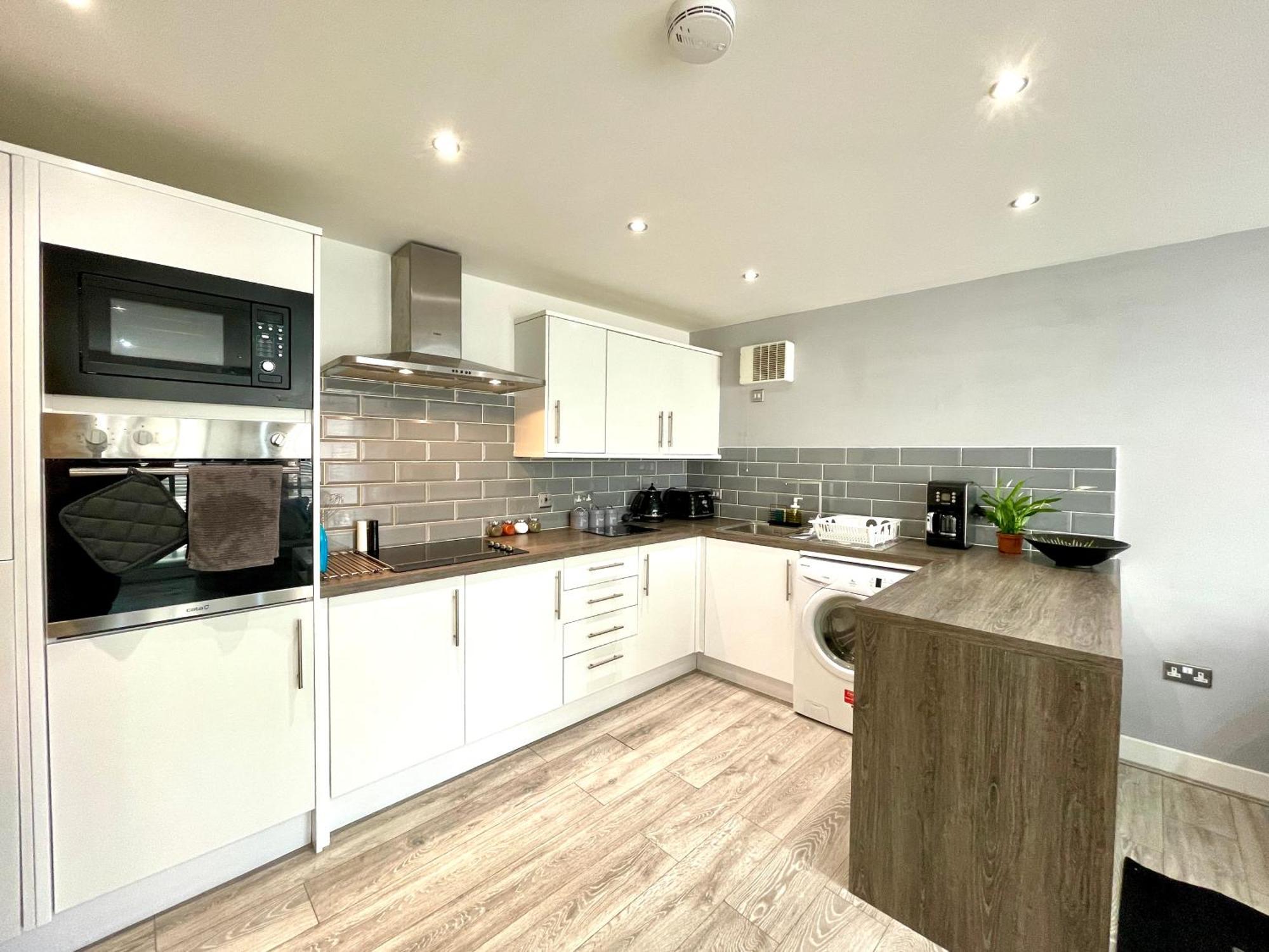 Rnm - Business Professionals Stay, Walsall City Centre, 2 Bedroom With Ensuite And Bathroom, Entire Place, Kitchen & Washroom With Amenities, Smart Tv, Easy Access, Fast Wifi, Parking Nearby, Great Transport Links Buitenkant foto